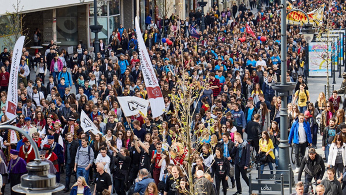 Studenci i rektorzy w pochodzie na łódzkiej "Pietrynie"