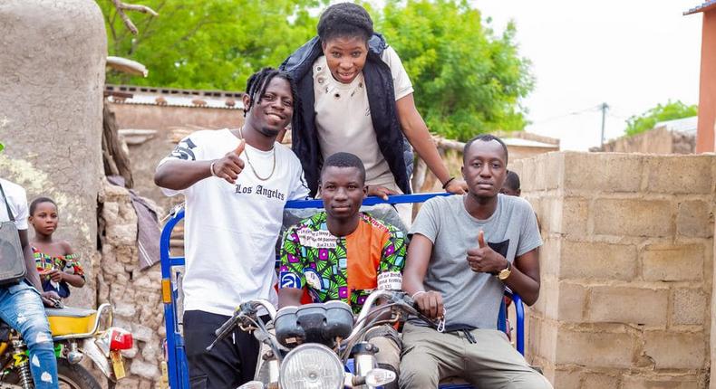 Aicha Trembler offre une maison pour sa mère et un tricycle pour son frère