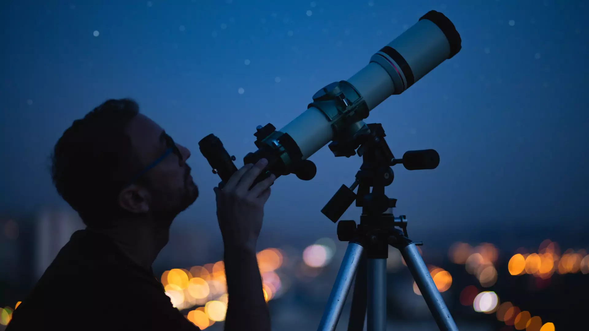 Lornetka astronomiczna czy luneta — czym lepiej obserwować niebo?