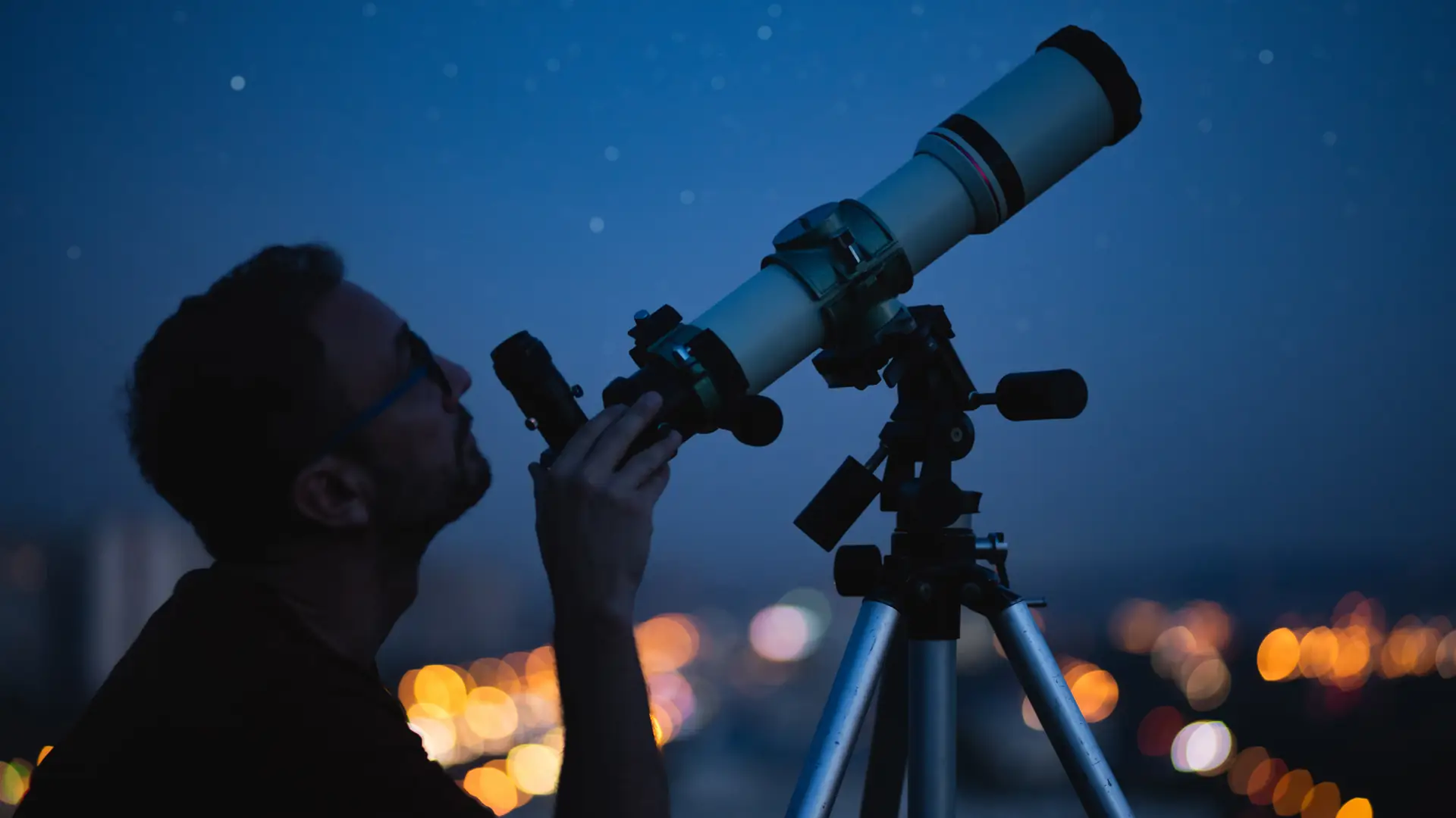 Lornetka astronomiczna czy luneta — czym lepiej obserwować niebo?