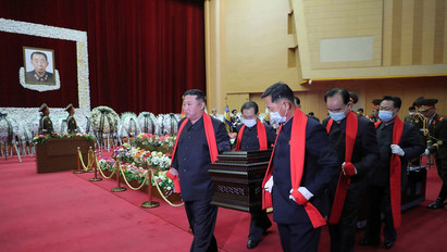 Észak-Korea diktátorát nem nagyon zavarta, hogy országában tombol a koronavírus: maszk nélkül ment mentora temetésére