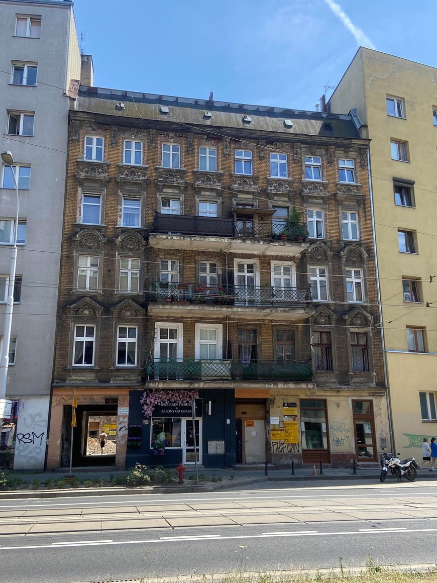 Tak budynek przy Jedności  Narodowej153 wyglądał przed remontem