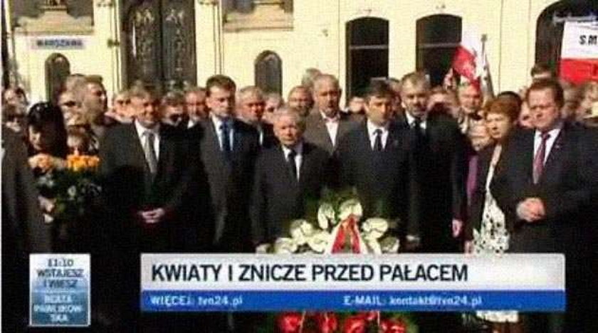 Trzy miesiące po tragedii: kwiaty pod pałacem