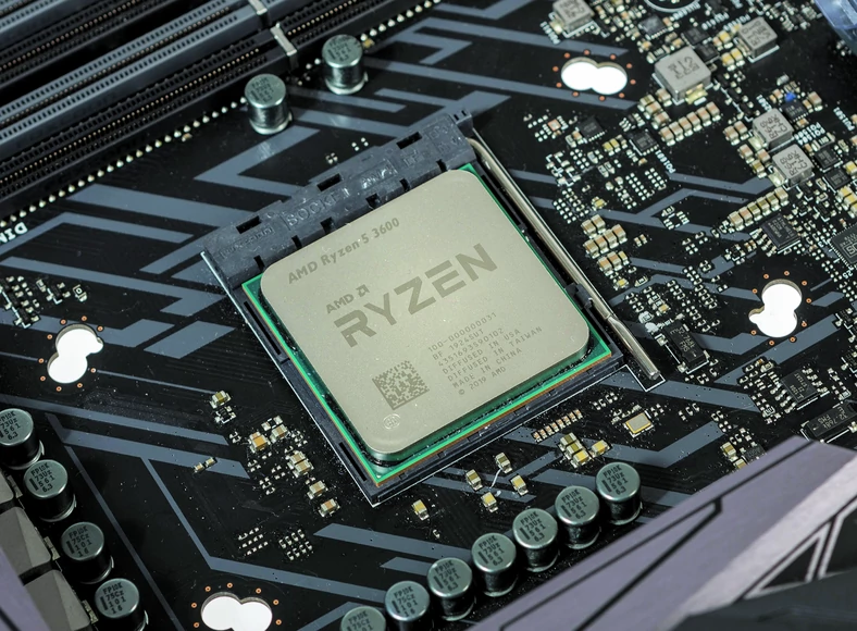 6-rdzeniowy procesor, na przykład Ryzen 5 2600, to obecnie najbardziej opłacalny wybór do większości komputerów do gier czy nawet stacji roboczych dla grafików, projektantów i programistów