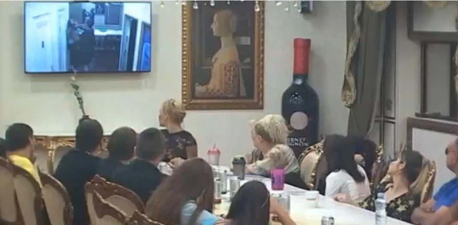 Voditeljka i učesnici nemo posmatraju 