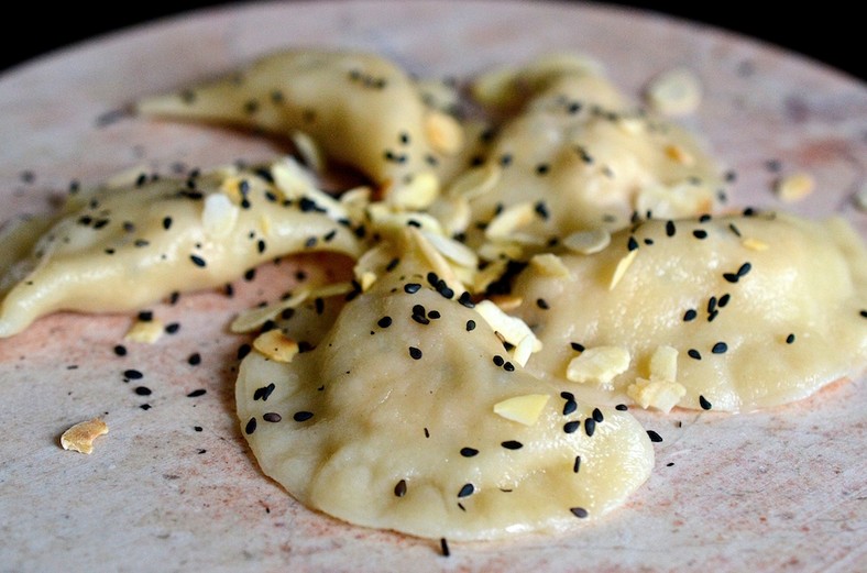 Pierogi z wędzonym łososiem, czarnym sezamem i ricottą