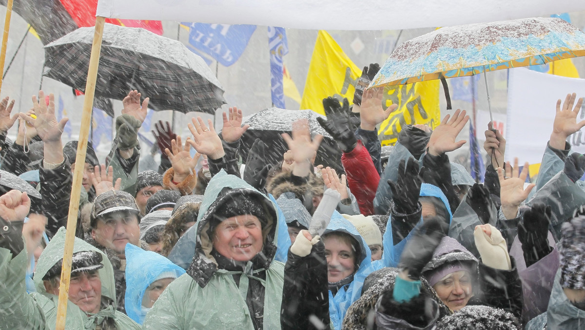 Kolejny masowy protest przeciwko nowemu kodeksowi podatkowemu premiera Ukrainy Mykoły Azarowa odbędzie się w czwartek - poinformowali dzis przedstawiciele małego i średniego biznesu, zgromadzeni na Majdanie (placu) Niepodległości w Kijowie.