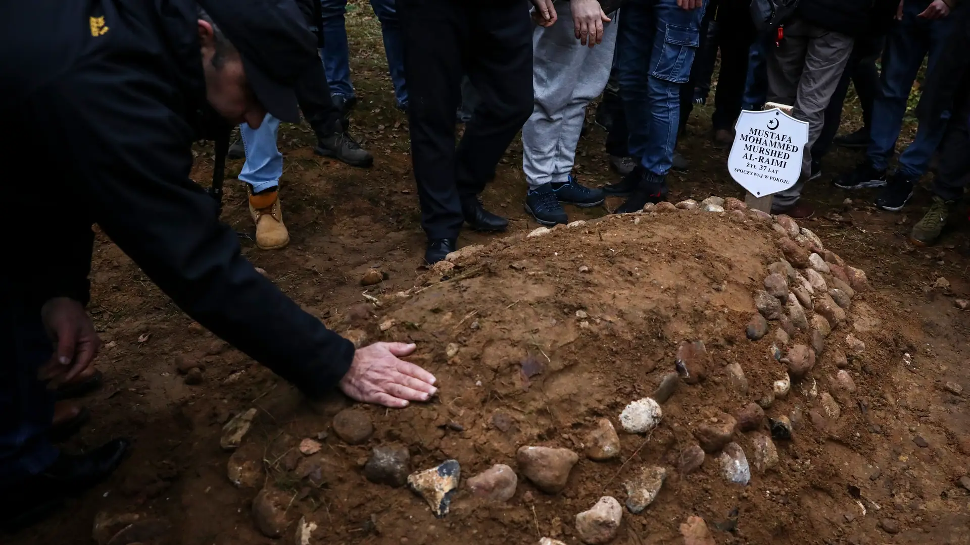 "Przyjdą mrozy i liczba śmierci poszybuje" - Maciej organizuje pochówki migrantów na granicy