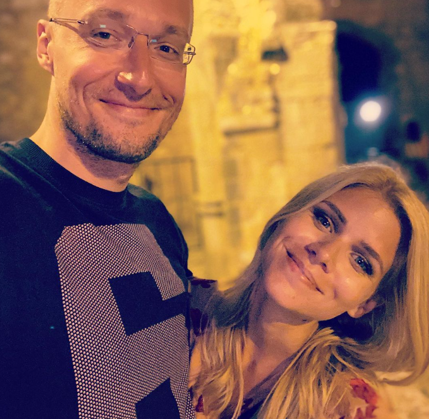Novinárka Zuzana Kovačič Hanzelová a exmoderátor relácie Na telo Michal Kovačič.