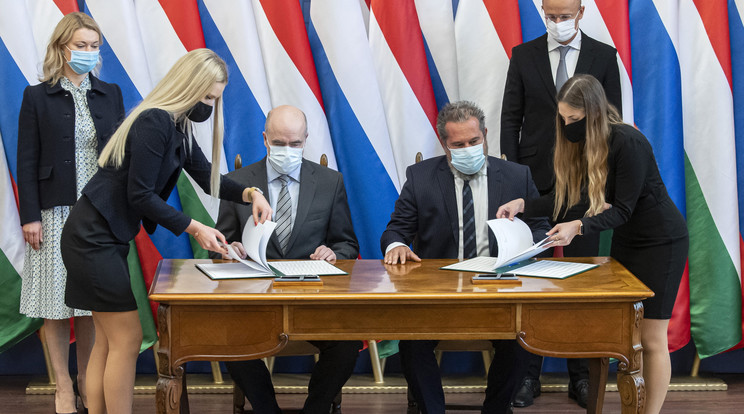 A Gazprom és az MVM Zrt. vezetője hétfőn írta alá a szerződést / Fotó: MTI - Szigetváry Zsolt