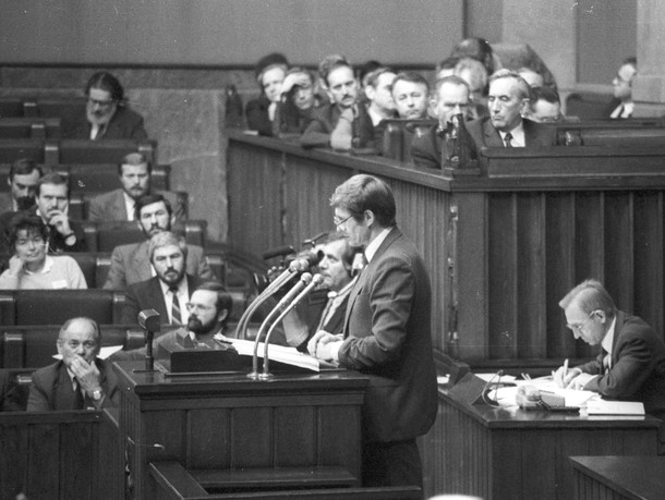 Warszawa 06.10.1989. Minister finansów w rządzie Tadeusza Mazowieckiego Leszek Balcerowicz przedstawia na sesji Sejmu projekt pakietu reform gospodarczo-ustrojowych, nazwany potem planem Balcerowicza.