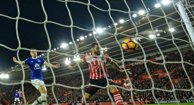 Southampton's striker Charlie Austin (C) heads in the opening goal in the first minute of the English Premier League football match between Southampton and Everton at St Mary's Stadium in Southampton, southern England on November 27, 2016