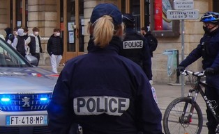 Atak nożownika w Cannes. Ranny policjant, niewykluczone podłoże terrorystyczne