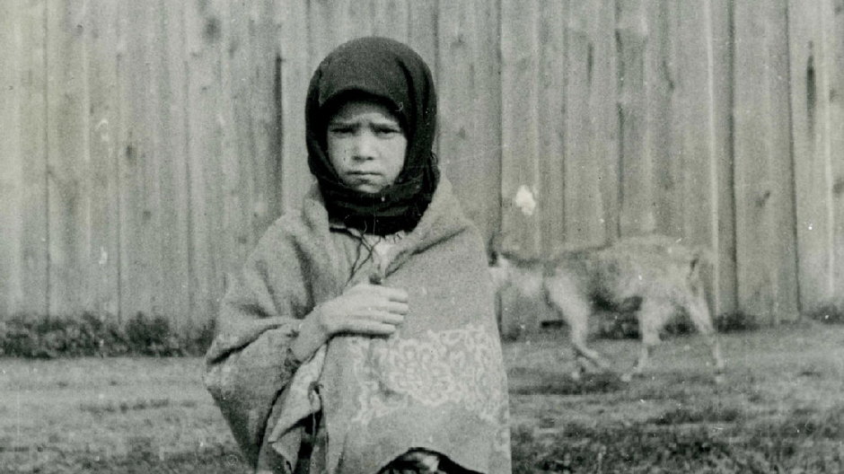 Wychudzona ukraińska dziewczynka na zdjęciu wykonanym w Charkowie w 1933 roku.