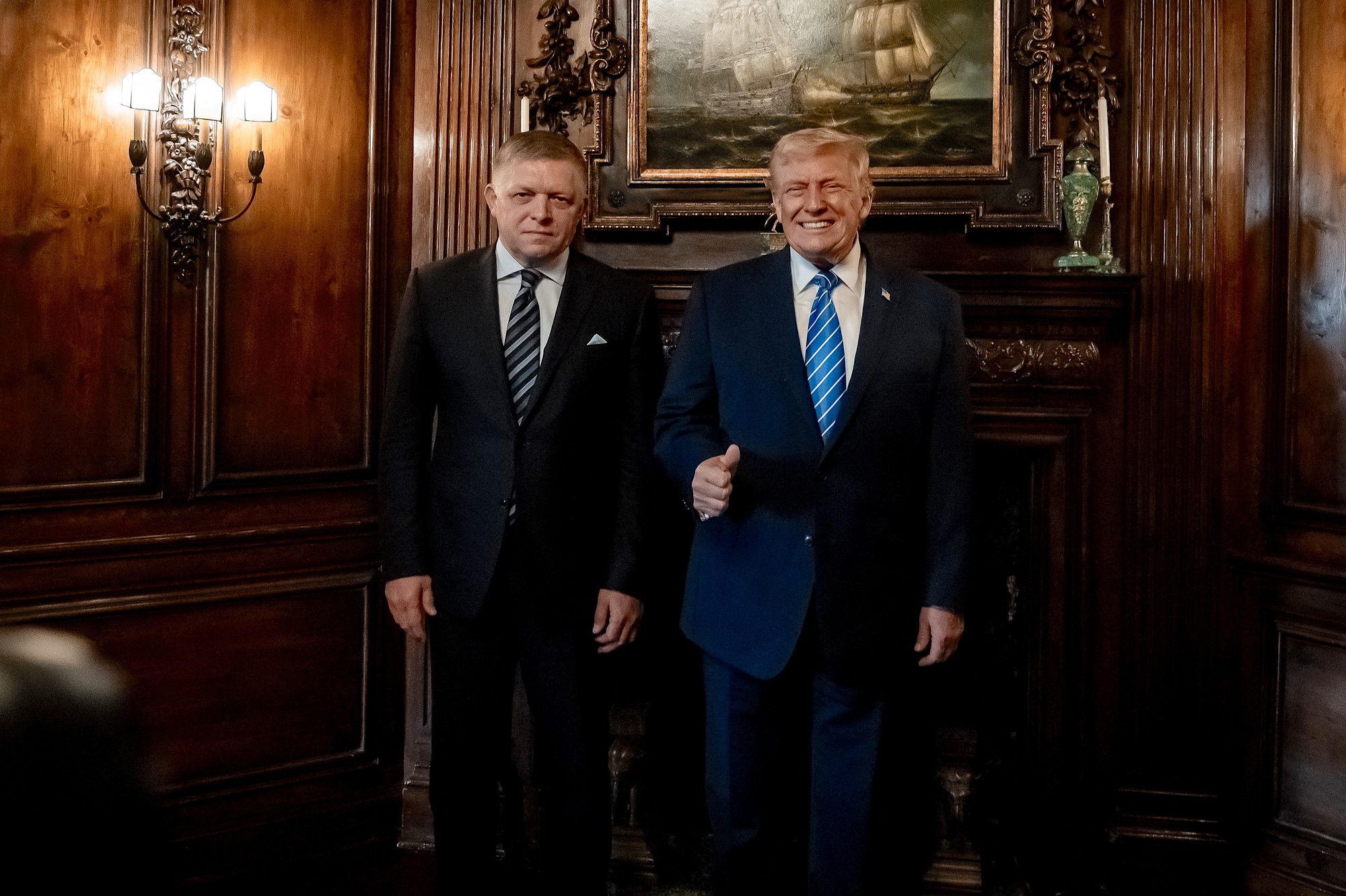 Robert Fico a Donald Trump počas ich stretnutia v Trumpovom sídle Mar-a-Lago.