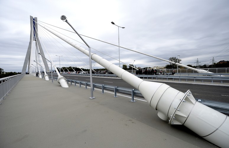 Na moście  znajdują  się cztery pasy ruchu i obustronne ścieżki rowerowe.
