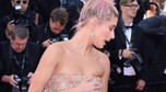 Hailey Baldwin w prześwitującej kreacji w Cannes