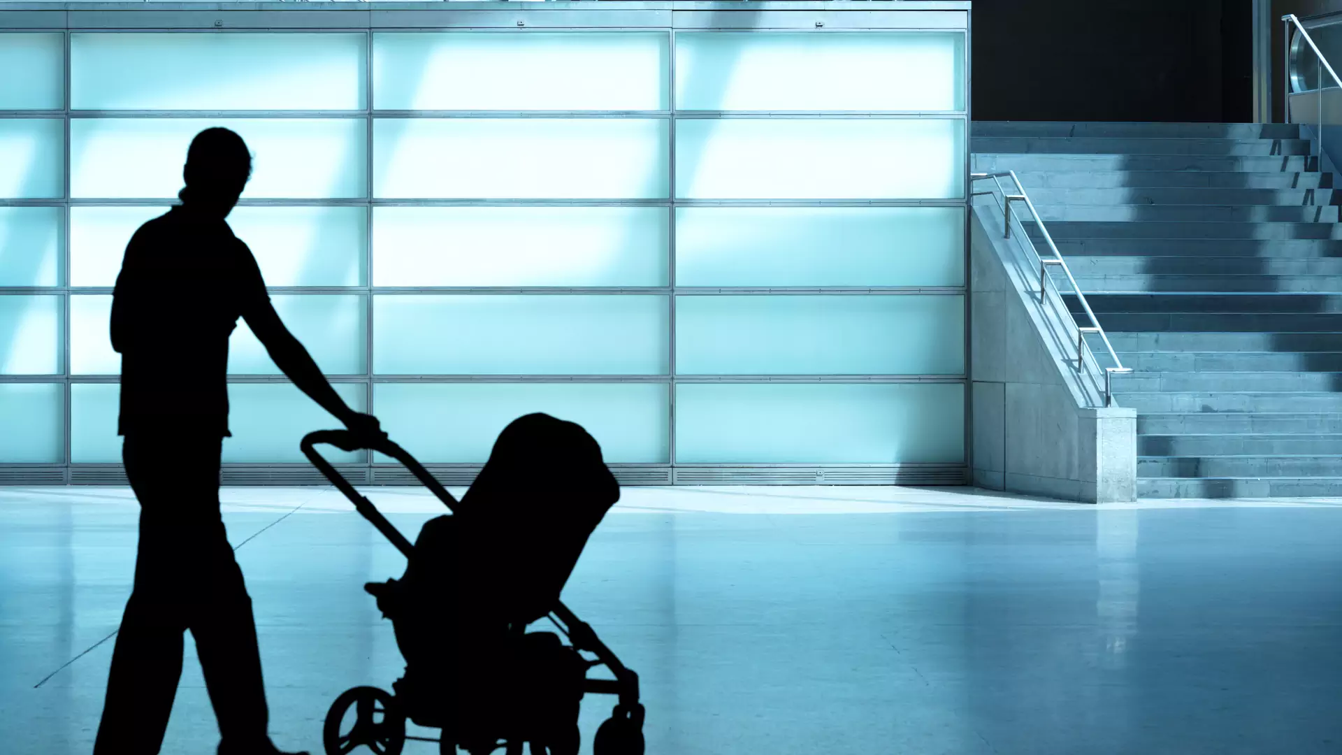Młoda mama zmarła na skutek upadku wnosząc wózek po schodach w metrze
