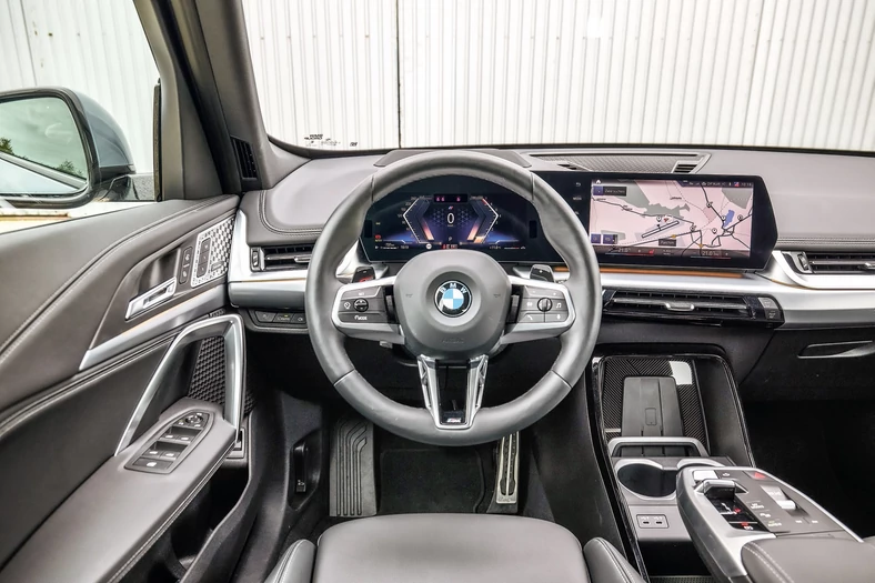 BMW X1 (III, 2022) - efektowny kokpit okazuje się dyskusyjny ergonomicznie (nieintuicyjne zegary, zagmatwane menu dotykowe).