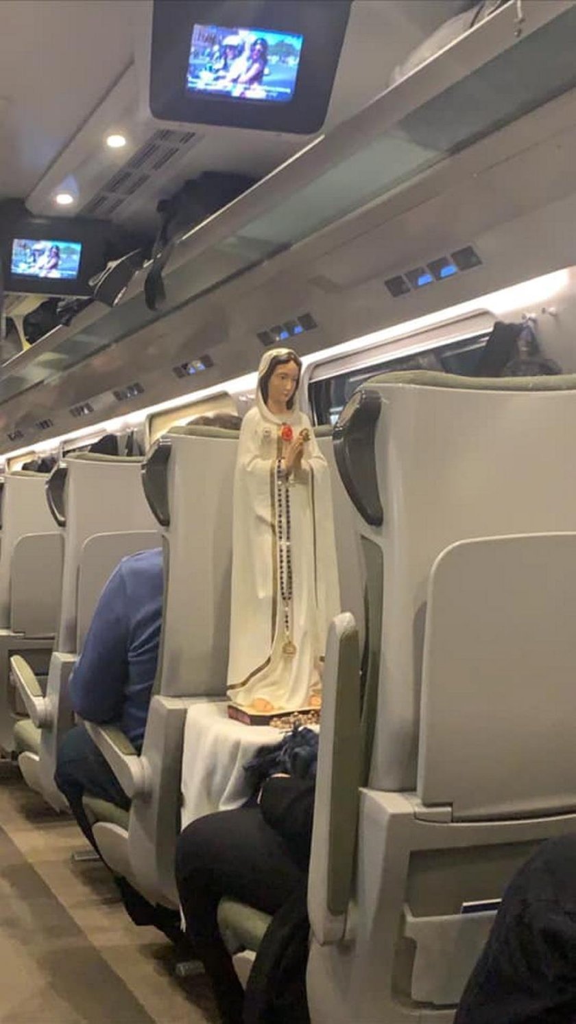 Figurka Matki Bożej stanęła w Pendolino. Pasażerki modliły się na korytarzu