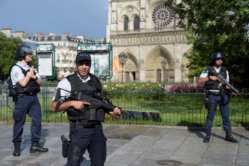 Francja. Atak na policjanta w Paryżu. Sprawca zaatakował młotkiem