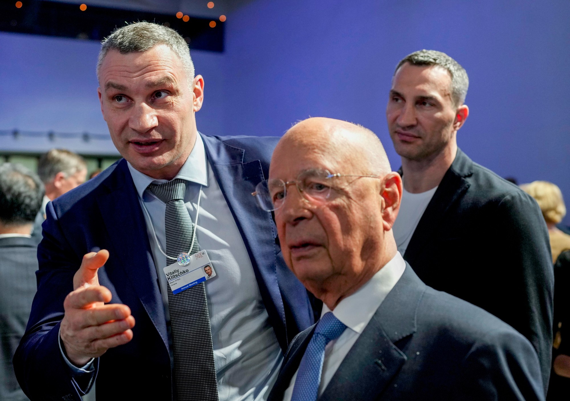 Vitalij Kličko, vpravo jeho brat Vladimir a uprostred zakladateľ Svetového ekonomického fóra (WEF) Klaus Schwab