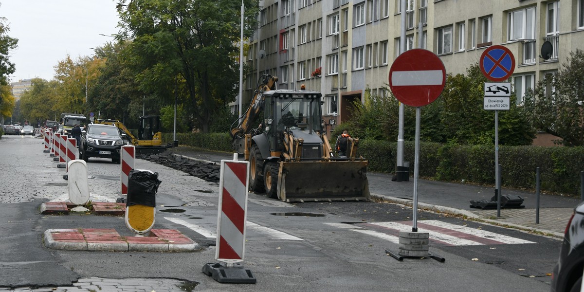 Ulica Komandorska stała się w zasadzie jednokierunkowa. Zarząd Dróg i Utrzymania Miasta remontuje tam nawierzchnię.