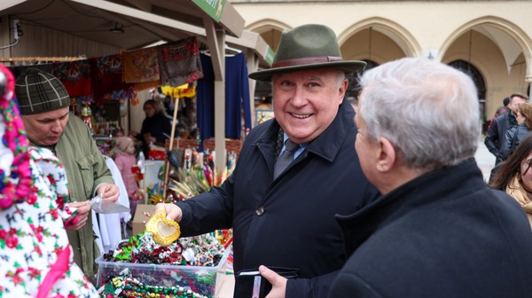 Targom Wielkanocnym na Rynku Głównym w Krakowie towarzyszą liczne imprezy m.in.: pokaz obrzędów wielkanocnych, prezentacja tradycyjnych stołów regionalnych, poświęcenie koszyczków wielkanocnych i poczęstunek poświęconych potraw