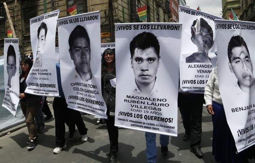 Demonstranti sa slikama nestalih studenata