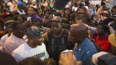 Policjanci ostrzelani w Ferguson: dwie osoby ranne, 31 aresztowano