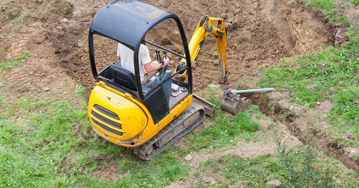 Szykował miejsce na basen. Podczas kopania odkrył coś wstrząsającego. Śledczy w kropce