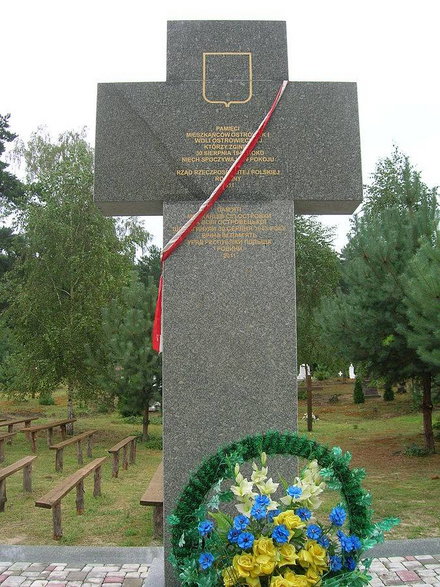 Pomnik w Ostrówkach upamiętniający Polaków pomordowanych przez UPA w Ostrówkach i Woli Ostrowieckiej (autor: .