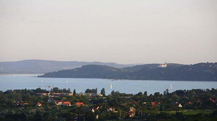 A Balaton északi részén a kilátás szívfájdítóan gyönyörű, nem csoda, hogy sokan csak itt hajlandók nyaralni /Fotó: Grnák László