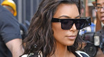Kim Kardashian w prześwitującym gorsecie i klapkach