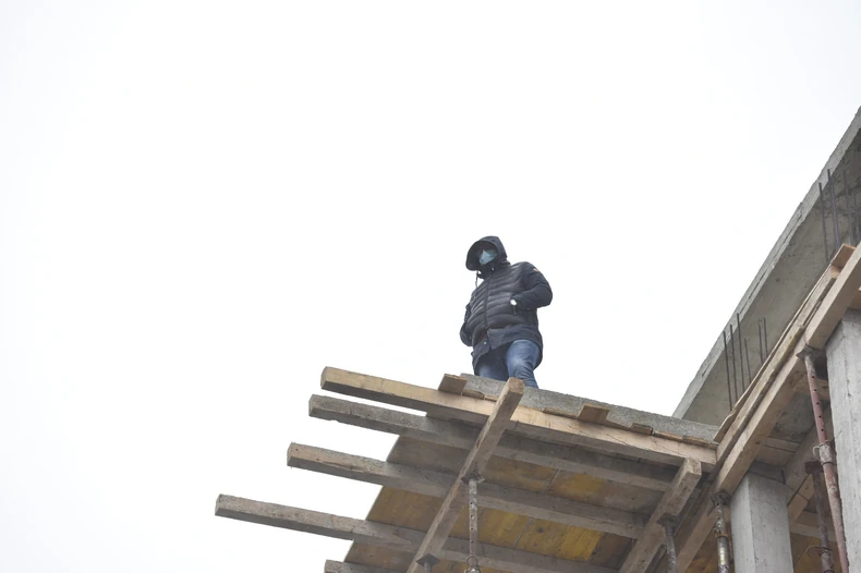 Muškarac na vrhu zgrade preti da će da skoči