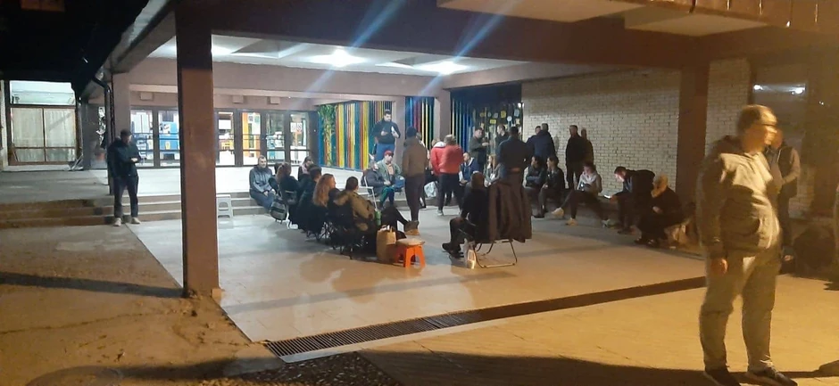 Red ispred škole na Ceraku