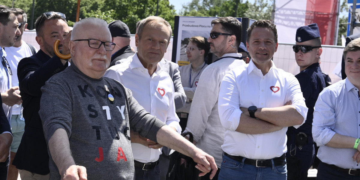 Lech Wałęsa w trakcie marszu stanął w pierwszym rzędzie u boku Donalda Tuska.