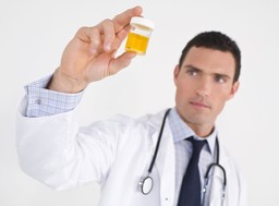 badania moczu pracownika: kiedy są obowiązkowe i kto musi je wykonać?