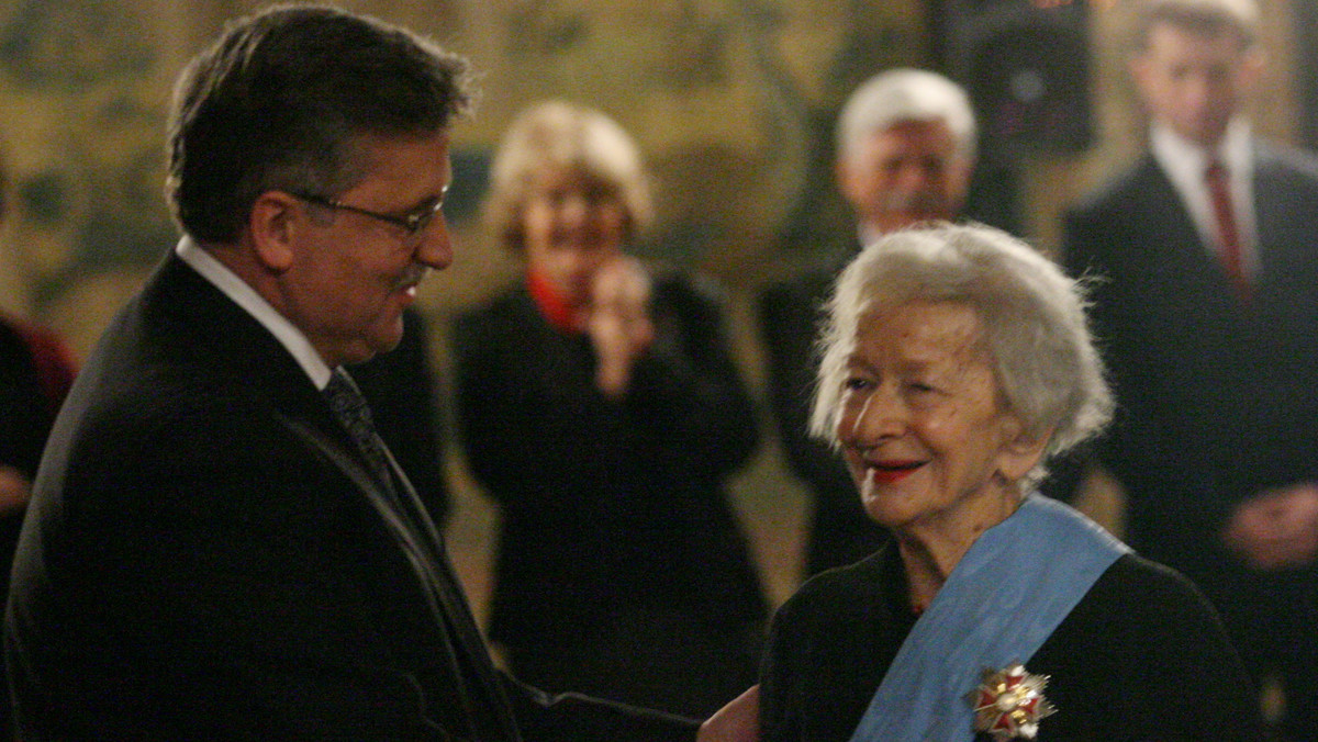 Na Wawelu rozpoczęła się uroczystość, podczas której prezydent Bronisław Komorowski uhonorował wysokimi odznaczeniami państwowymi około 30 twórców kultury. Najwyższe z nich, order Orła Białego, otrzymała poetka Wisława Szymborska.