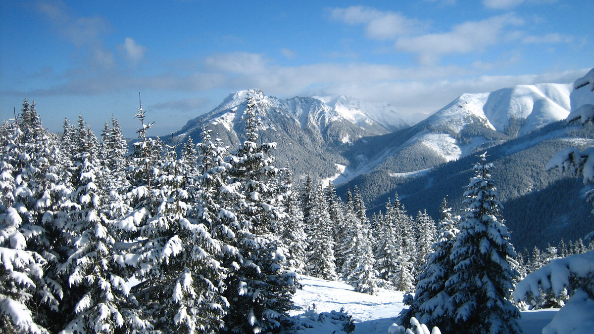 To już nie żarty. W najwyższe polskie góry zawitała prawdziwa, wręcz alpejska zima. Ratownicy tatrzańscy ogłosili III stopień zagrożenia lawinowego. Tak niebezpiecznie w Tatrach w tym sezonie jeszcze nie było.