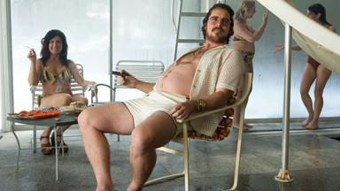 "American Hustle": Amy Adams z dekoltem do pępka i Christian Bale z nadwagą