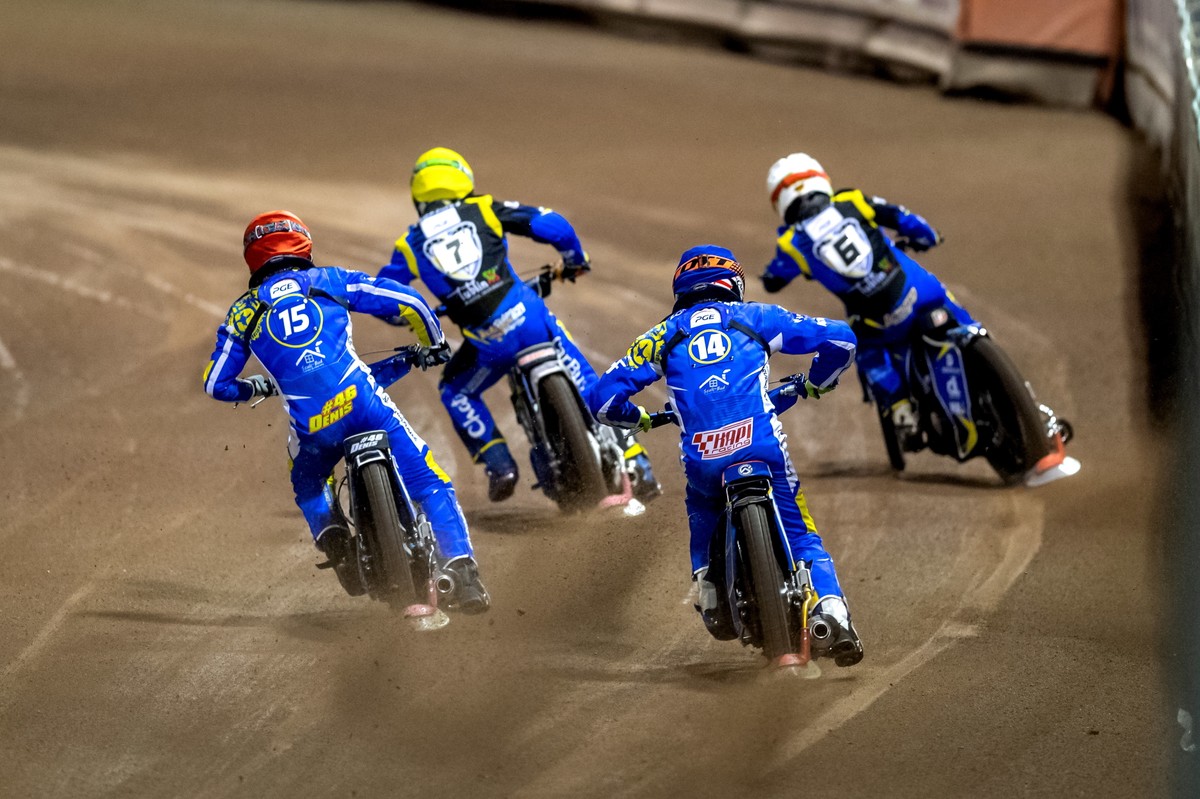 Zawodnicy MrGarden GKM Grudziądz Denis Zieliński (kask czerwony) i Kacper Łobodziński (niebieski) oraz Wiktor Trofimow jr (żółty) i Wiktor Lampart (biały) z Motoru Lublin podczas meczu żużlowej Ekstraligi