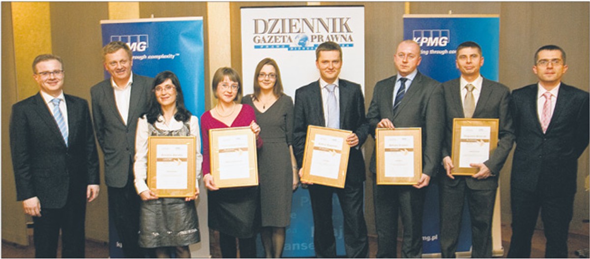 Gala Złote Skrzydła „Dziennika Gazety Prawnej”: (stoją od lewej) Andrzej Marczak – partner w firmie KPMG, Tomasz Wróblewski – redaktor naczelny „DGP”, dr Wioletta Wereda – zwycięzca w kategorii zarządzanie, dr Justyna Mordwiłko-Osajda – wyróżniona w kategorii prawo gospodarcze, Justyna Bauta-Szostak i Bartosz Bogdański – wyróżnieni w kategorii podatki, Dariusz Strzelec – zwycięzca w kategorii podatki, Wojciech Misterek – wyróżniony w kategorii zarządzanie, dr Wojciech Szumilewicz – wyróżniony w kategorii zarządzanie Fot. Wojciech Górski