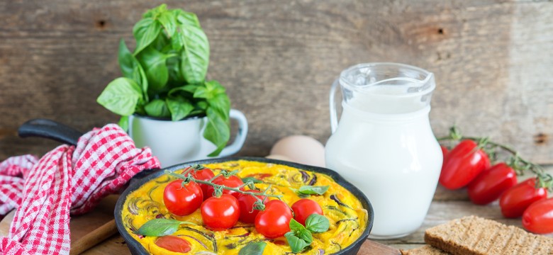 Pokrój pomidory, ziemniaki, cebulę i zalej tą masą. To będzie twój ulubiony obiad