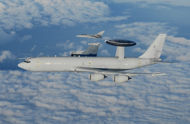 Samolot wczesnego ostrzegania Boeing E-3 Sentry AWACS należący do NATO.