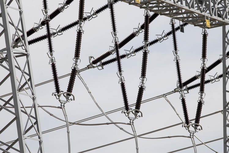 Prezes PSE powiedział, że w wymiarze regionalnym nowa linia oznacza niezawodność zasilania odbiorców. Henryk Majchrzak przypomniał, że ubiegłoroczne problemy Elektrowni Ostrołęka groziły odcięciem zasilania w tej części Polski. Zapewnił, że po zrealizowaniu tej inwestycji i dwóch kolejnych taka sytuacja już nigdy nie będzie miała miejsca. <br> <br>fot. (zuz) PAP/Artur Reszko