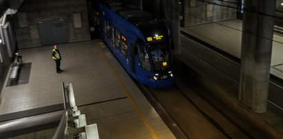 Tunel szybkiego tramwaju pod Politechniką tonie w ciemnościach