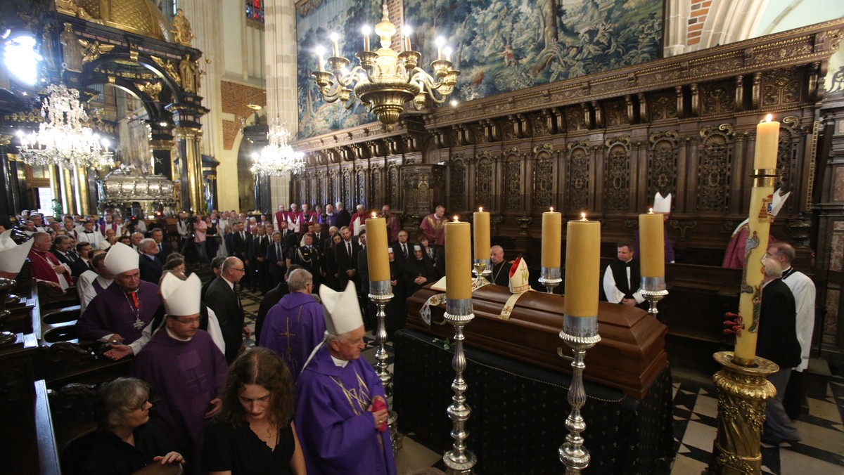 Prezydent, premier, parlamentarzyści, Episkopat Polski i wierni wezmą dziś udział w pogrzebie byłego metropolity krakowskiego kard. Franciszka Macharskiego. Będzie on pochowany w Katedrze na Wawelu, w krypcie biskupów krakowskich, obok kard. Adama Sapiehy.