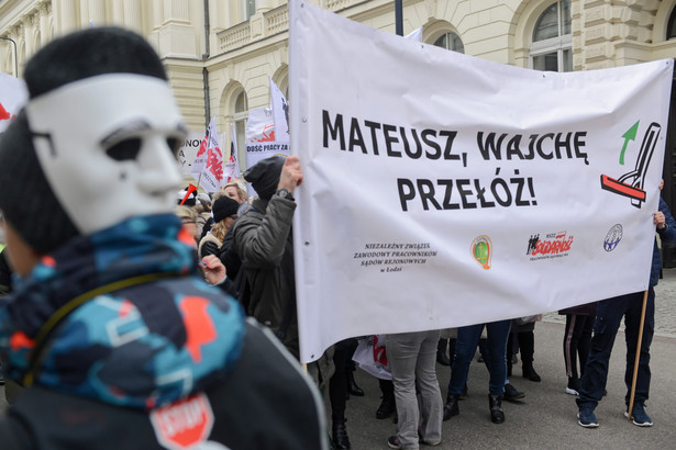 "Ostatki u premiera". Trwa manifestacja pracowników sądów i prokuratur