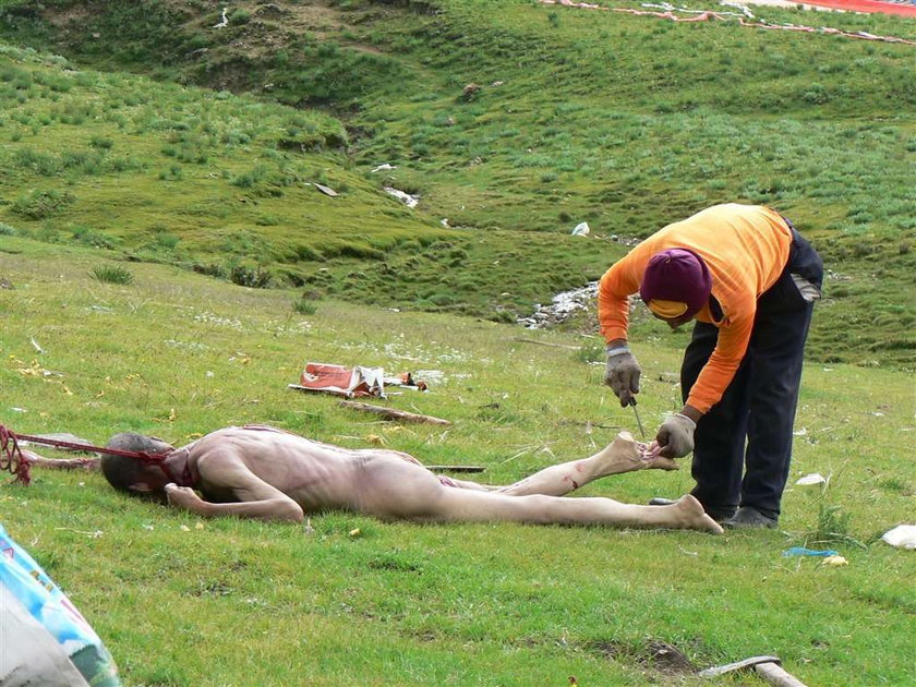 W to ciężko uwierzyć! Ale w Tybecie zamiast grzebać ludzi w ziemi, oddają ciała zmarłych sępom na pożarcie